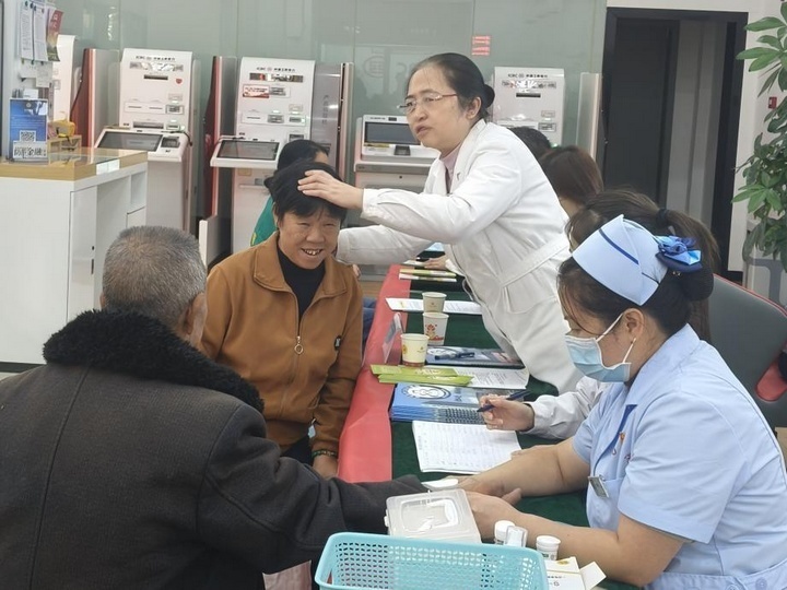 工行安顺分行携手平坝区三〇三医院开展爱心义诊与健康咨询活动