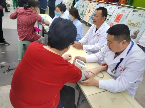 庄浪县中医医院开展第38个世界无烟日主题义诊活动，倡导健康生活